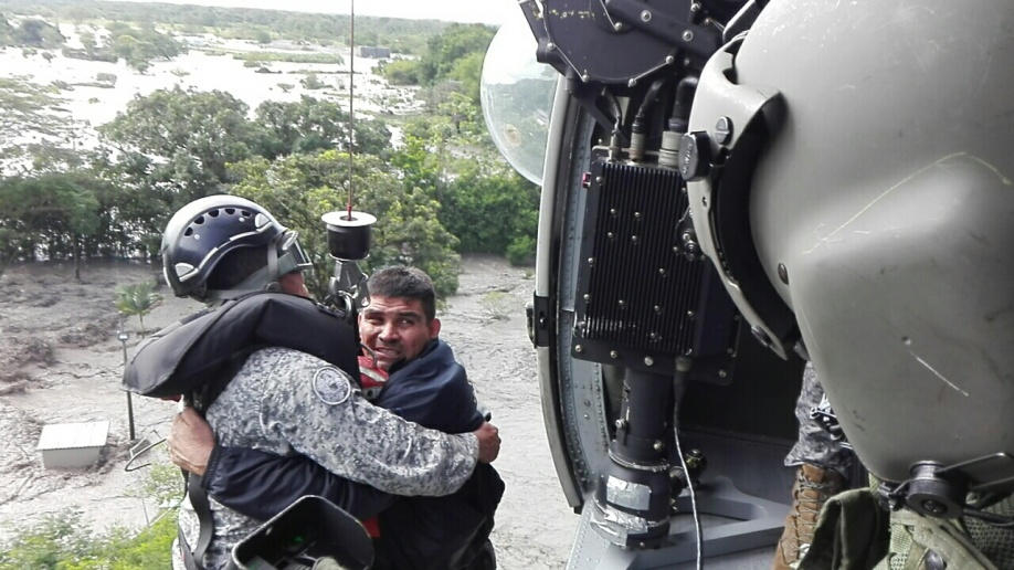 Fuerza Aérea Colombiana rescata hombre herido por inundación del río Guayuriba 1