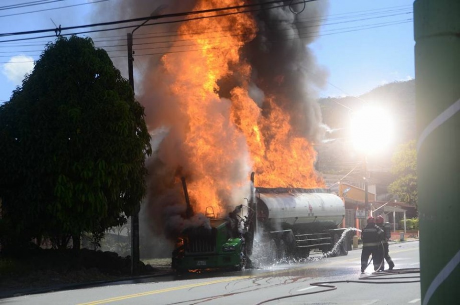 Incendio de carrotanque causa emergencia en Villavicencio 1