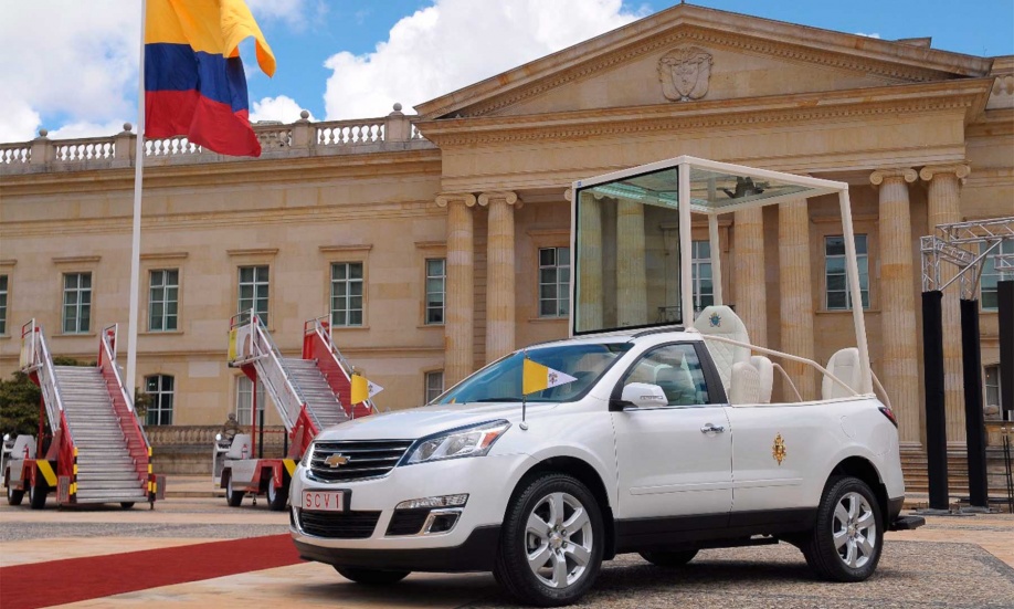 General Motors hace entrega oficial de los papamóviles de Francisco en Colombia 1