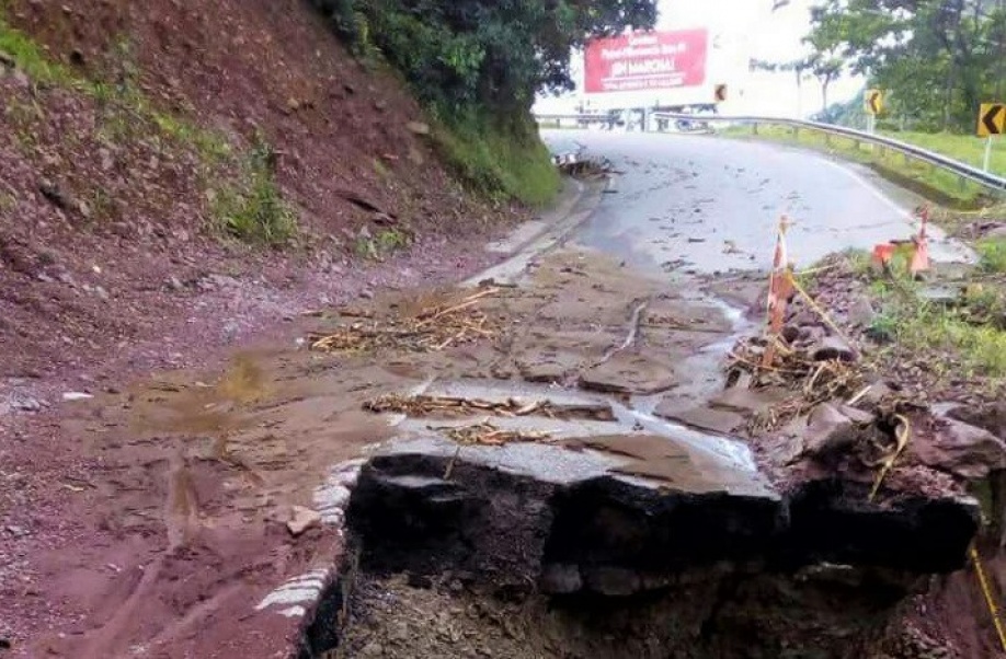 Cerrada vía antigua Villavicencio - Bogotá, ocho derrumbes ocasionan pérdida completa de bancada en el sector de Servitá 1