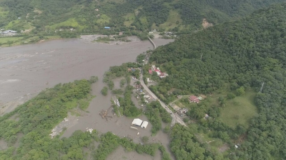 Emergencia en la vía Acacías por desbordamiento del río Guayuriba 1
