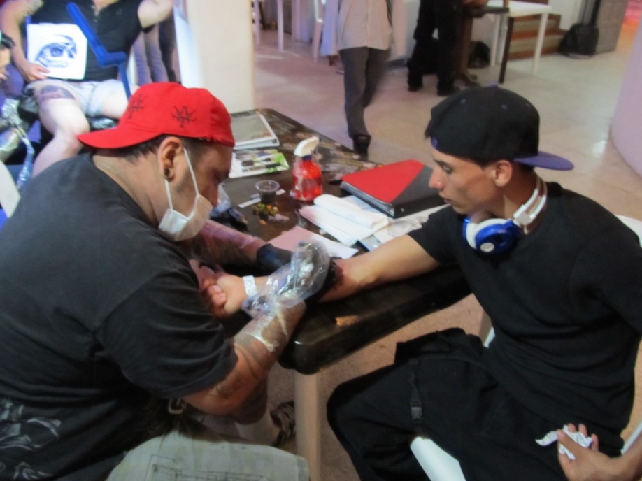 Villavicencio se tatúa con el 'Expo Tattoo 2016' 1