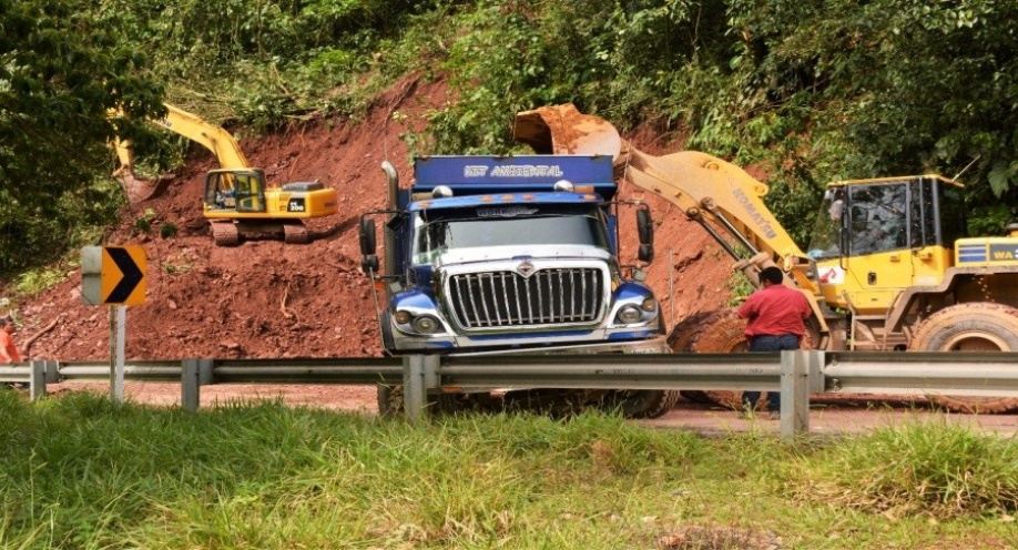 Avanza remoción de escombros en la vía antigua a Bogotá 1