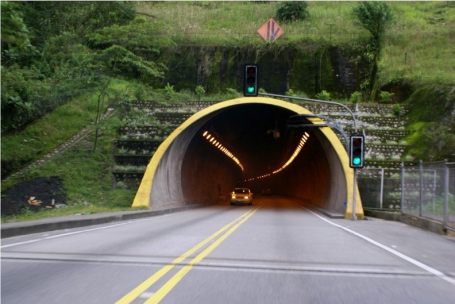 Cierre en túneles de la vía al Llano 1