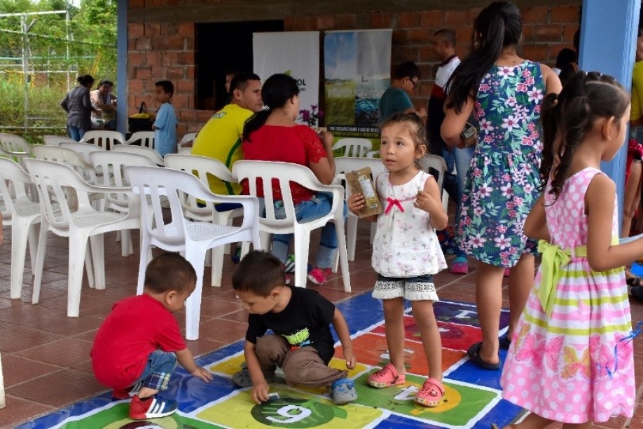 Niños y jóvenes de Castilla La Nueva, recibieron Ecoaula digital 1