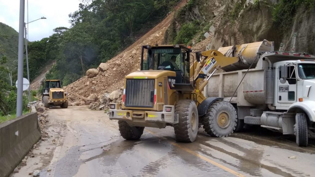 Deslizamiento de grandes proporciones mantiene cerrada la vía al Llano 2