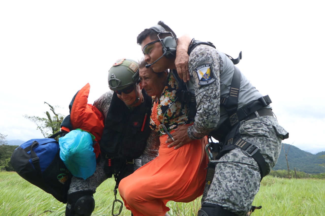 Mujer atrapada por creciente del río Guayuriba, fue rescatada por la Fuerza Aérea 1