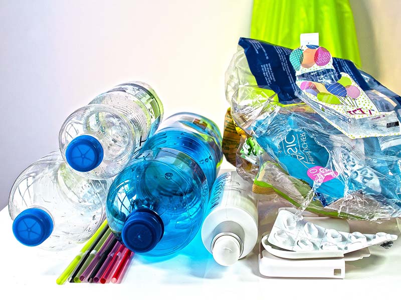 Funcionarios públicos se unen en la prohibición del uso de plástico 1