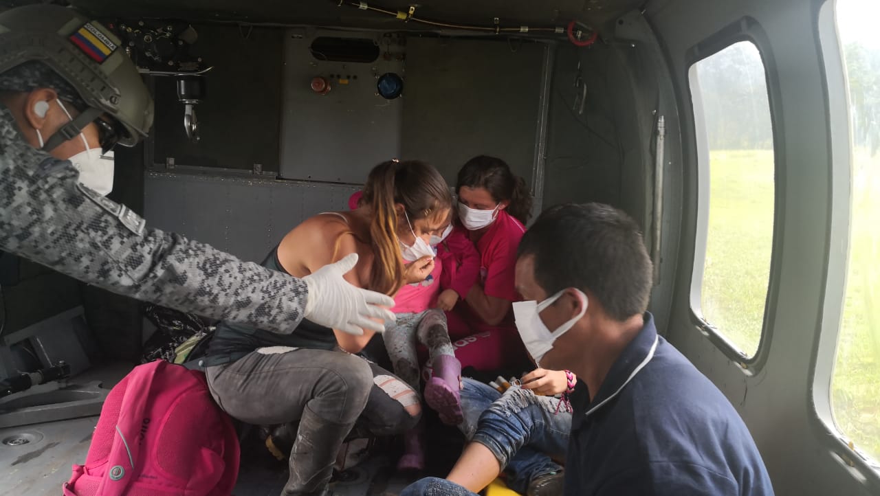 Familia fue rescatada por la Fuerza Aérea al quedar atrapada en una creciente 1