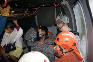 11 personas rescatadas por la Fuerza Aérea en el departamento del Meta 4