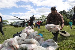 Por aire, continúa el rescate de personas atrapadas por el invierno en zona rural de Villavicencio 4