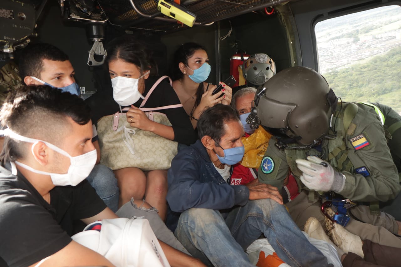 Por aire, continúa el rescate de personas atrapadas por el invierno en zona rural de Villavicencio 1