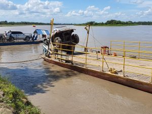 Camión encallado causa contaminación al río Meta 3