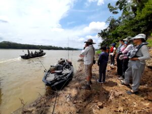 Asisten lancha varada en el río Guayabero 2