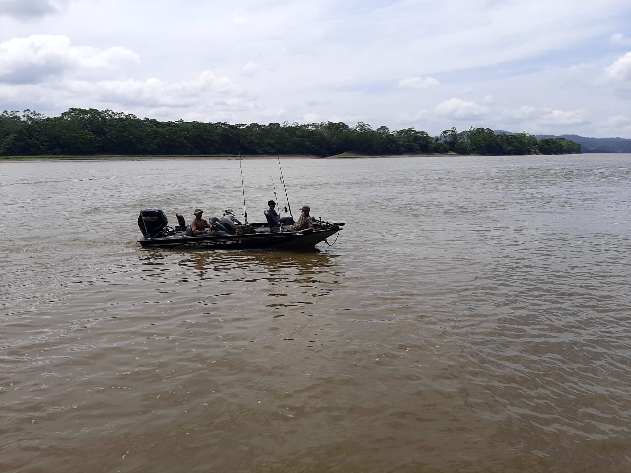 Asisten lancha varada en el río Guayabero 1