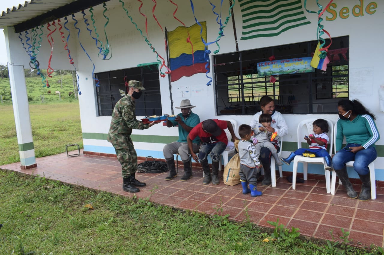 Ejército ayuda al desarrollo de la vereda Diamante en Uribe, Meta 1