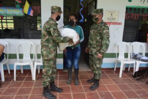 Ejército ayuda al desarrollo de la vereda Diamante en Uribe, Meta 2