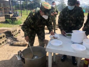 Ejército y ESMAD compartieron alimento y destacaron buen comportamiento de manifestantes 3