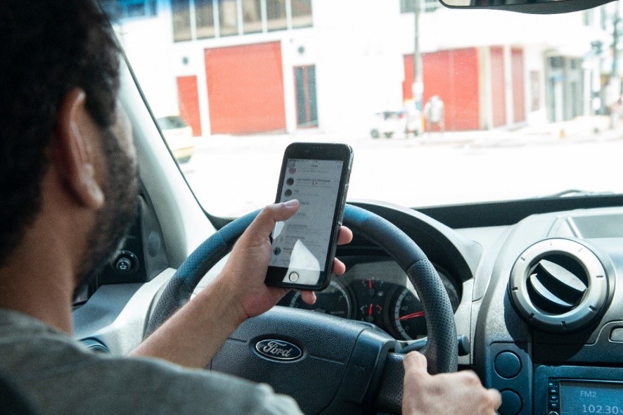 Más de 400 personas sancionadas por usar el celular mientras conducían 1