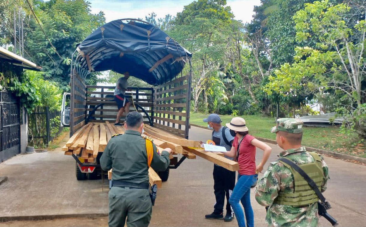 Ejército Nacional incautó madera ilegal en Vaupés 1