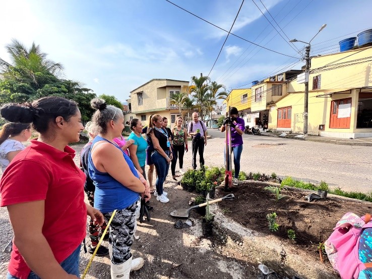 240 mujeres en Villavicencio iniciaron cursos de jardinería y mecánica de motos 1