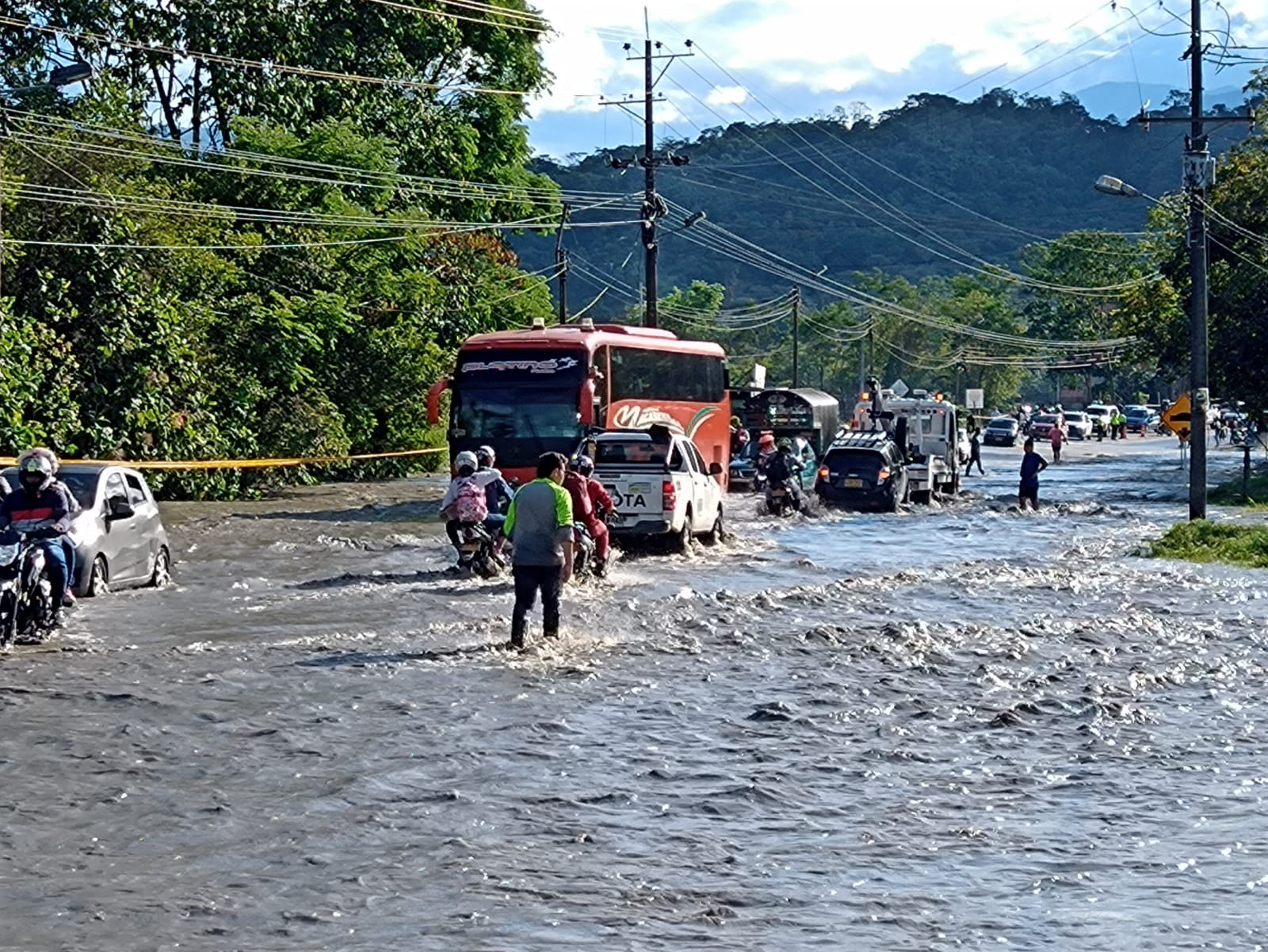 La vía a Acacías, más allá de la inundación y del Guayuriba 1