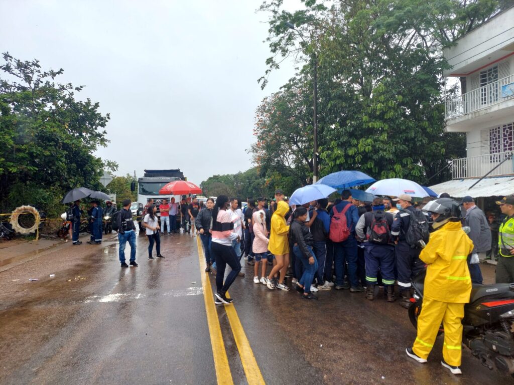 Protesta de un colegio por incumplimiento de acuerdos, tiene cerrada la vía a Puerto López 2