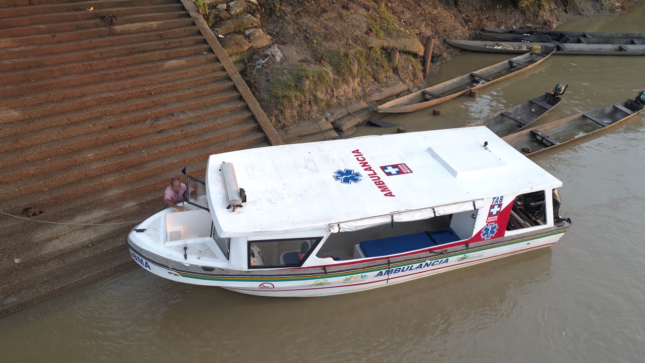 Mapiripán cuenta con atención médica por medio de ambulancia fluvial 1