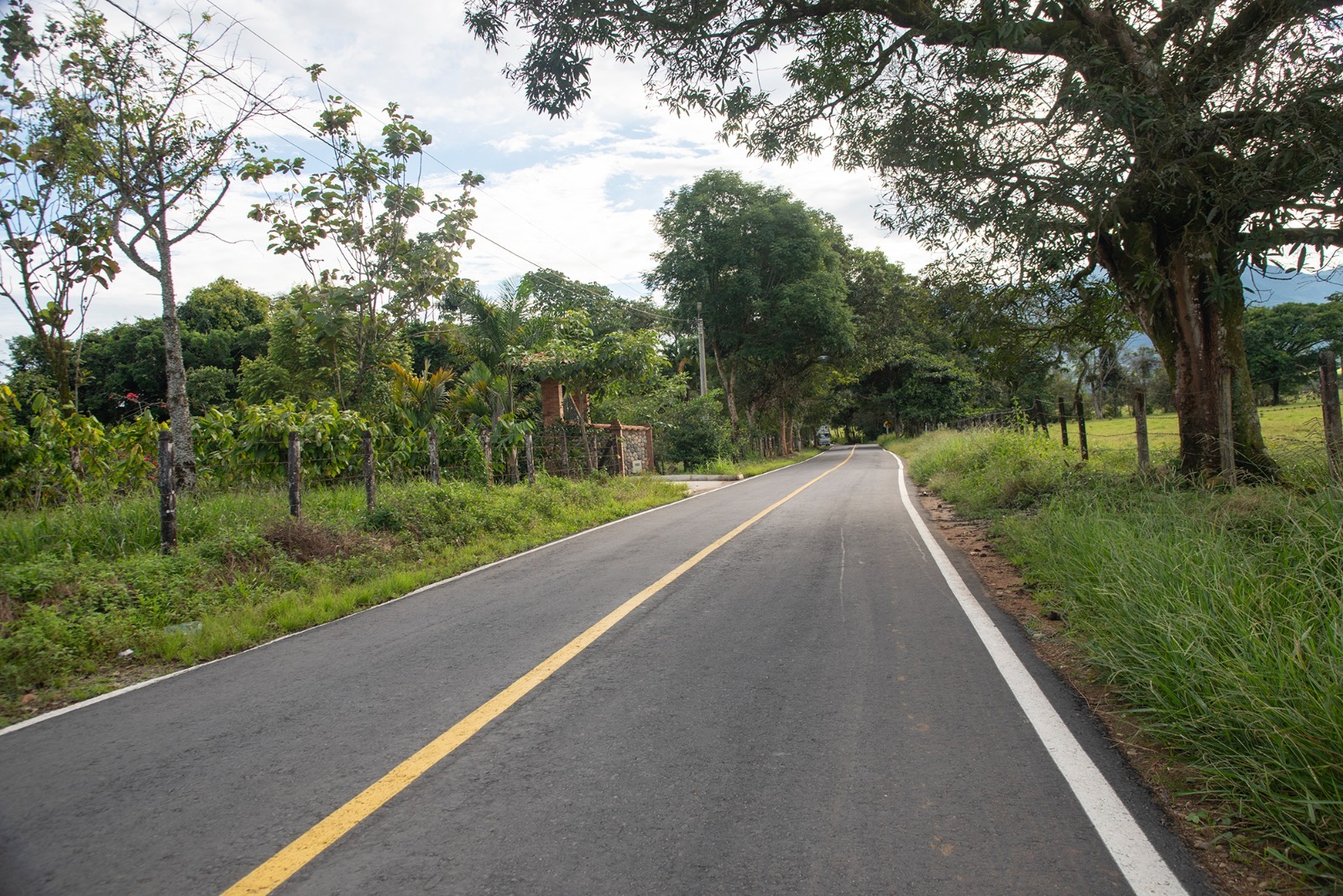 En Guamal usan asfalto y bolsas recicladas para pavimentar 1