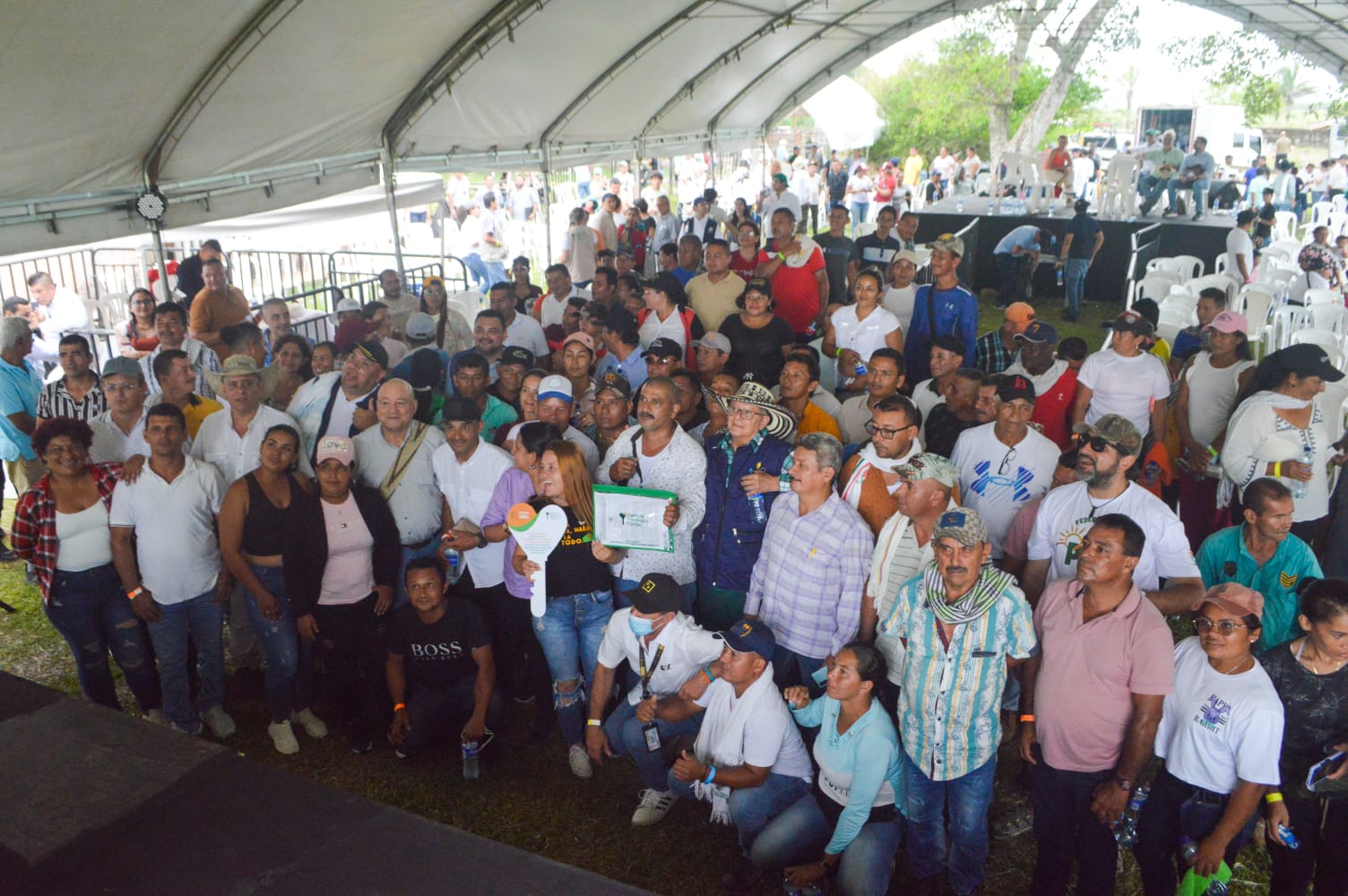 Petro entrega más de 1.000 hectáreas de tierra a firmantes en San Juan de Arama 1