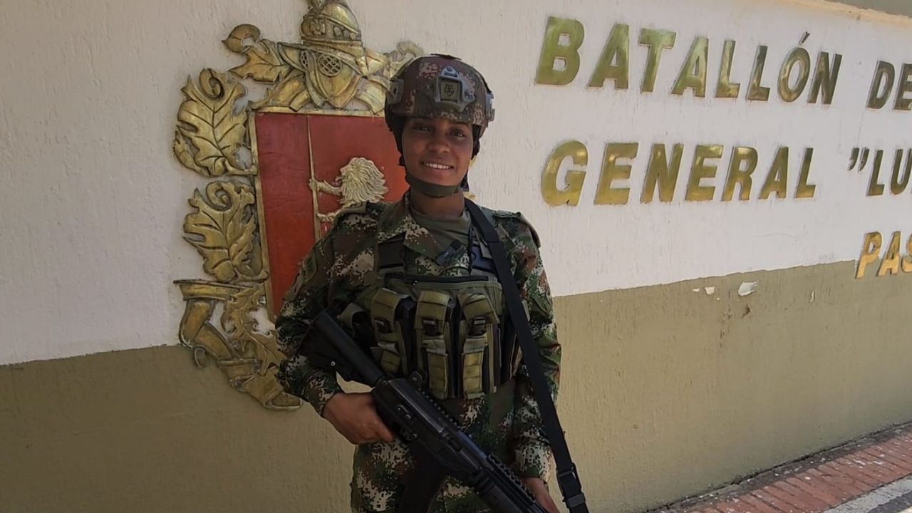 Una mujer del Ejército custodia las vías del departamento del Guaviare 1
