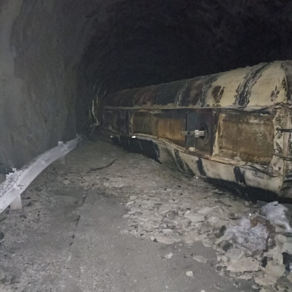 Aseguradoras y concesionaria no acuerdan retiro de carrotanque quemado en el túnel 2