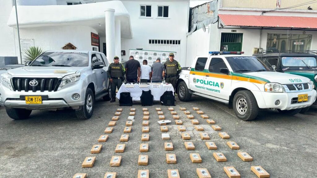 Capturan dos escoltas de la UNP por transportar cocaína en vehículo oficial 1