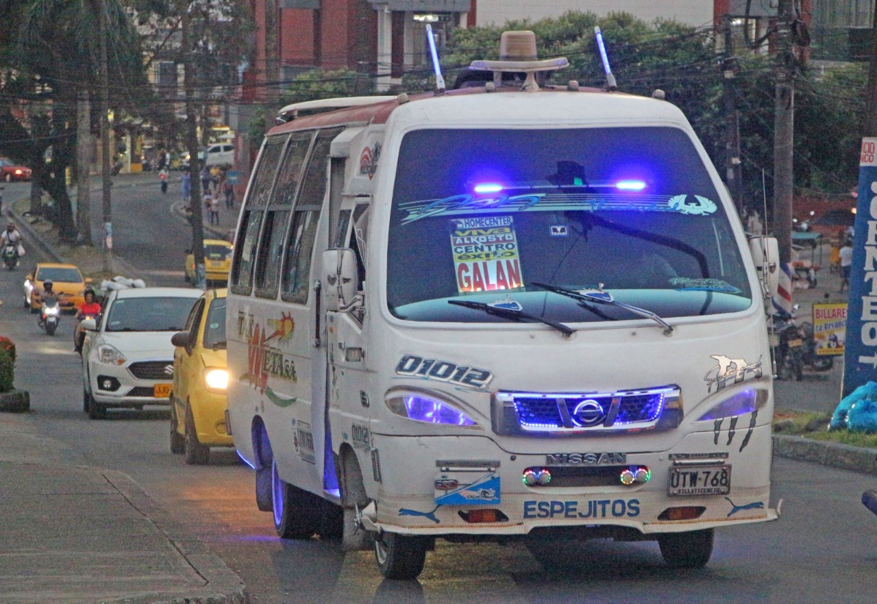 Con buses de servicio especial y vigilancia de Policía, reinició transporte colectivo 1