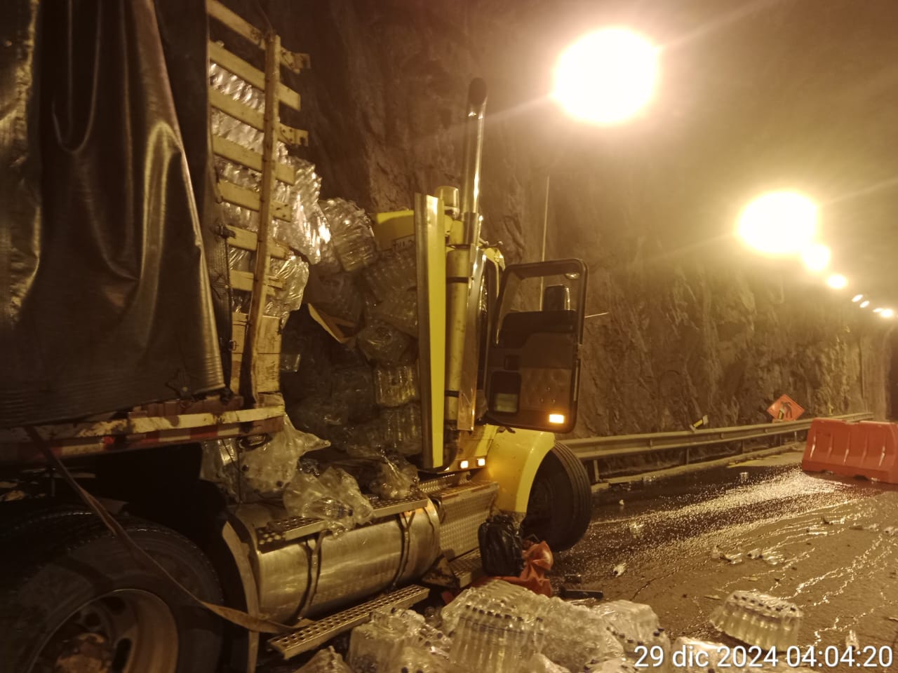 Vía al Llano: accidente en túnel de Quebradablanca, por fortuna eran botellas de agua 1 Vía al Llano: accidente en túnel de Quebradablanca, por fortuna eran botellas de agua 1