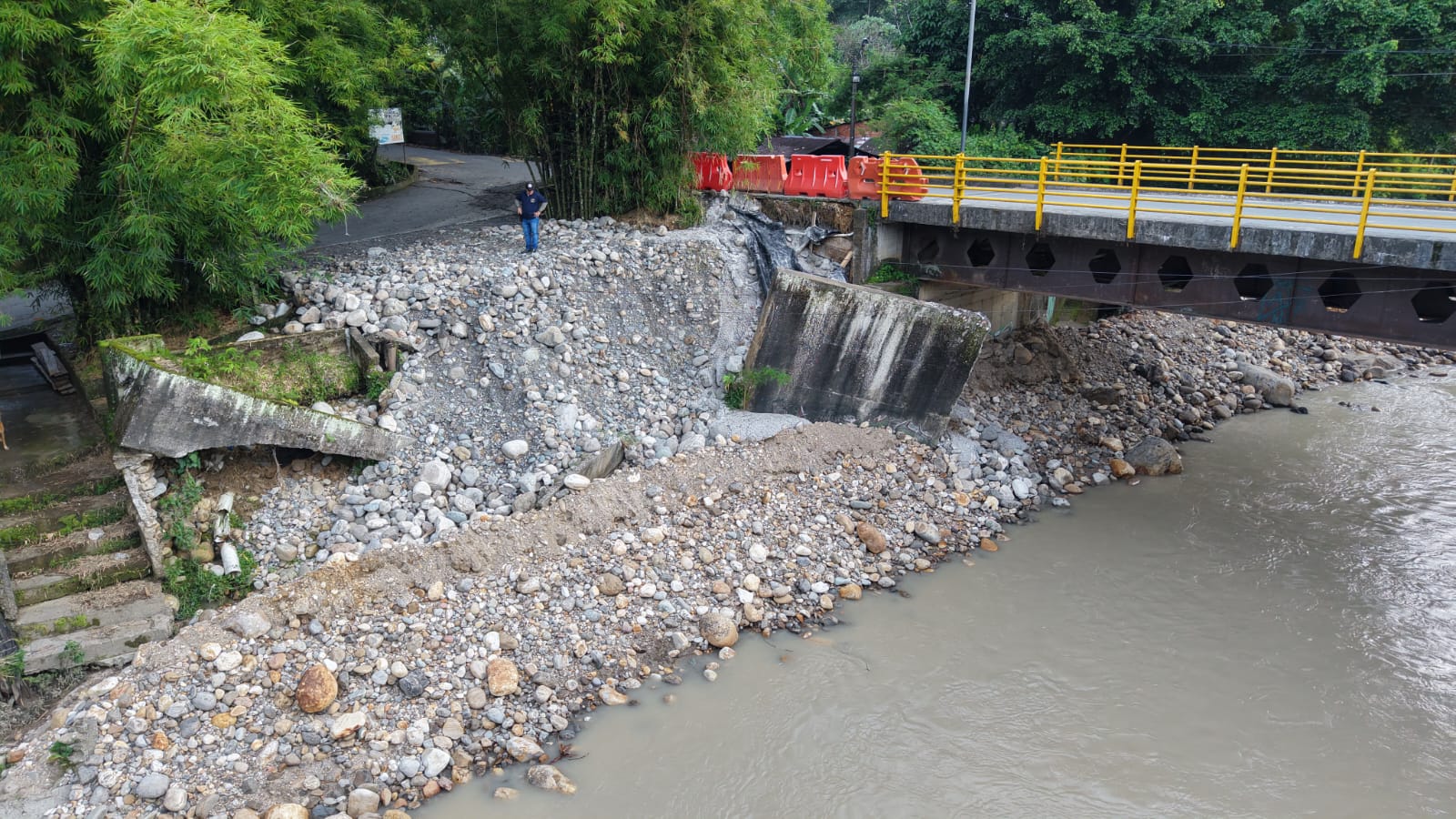 Alcaldía de Acacías resolvió emergencia por daños en puente que conduce a zona rural 1 Alcaldía de Acacías resolvió emergencia por daños en puente que conduce a zona rural 1