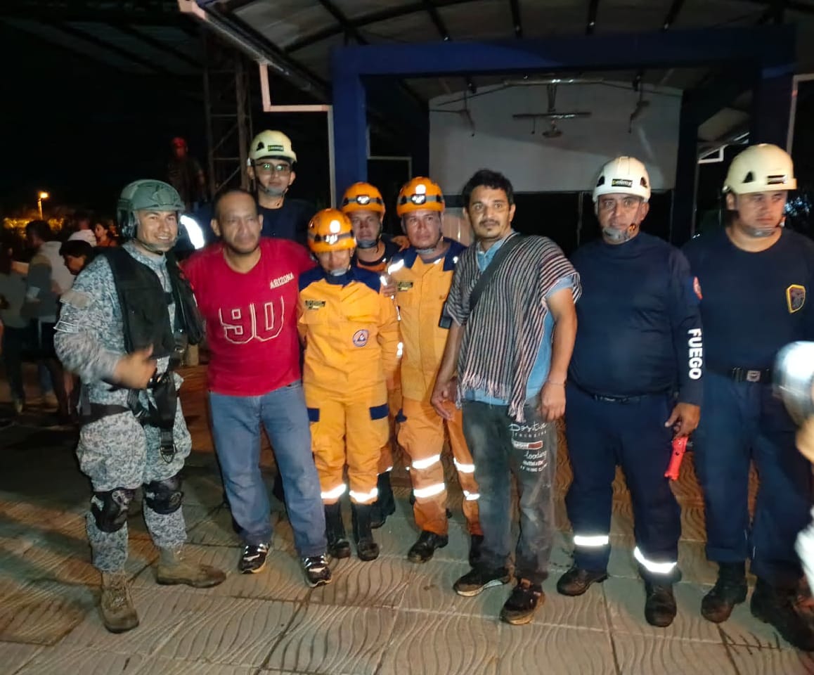 Rescatan cinco personas que se encontraban aisladas por el desbordamiento del río Ariari 1 Rescatan cinco personas que se encontraban aisladas por el desbordamiento del río Ariari 1