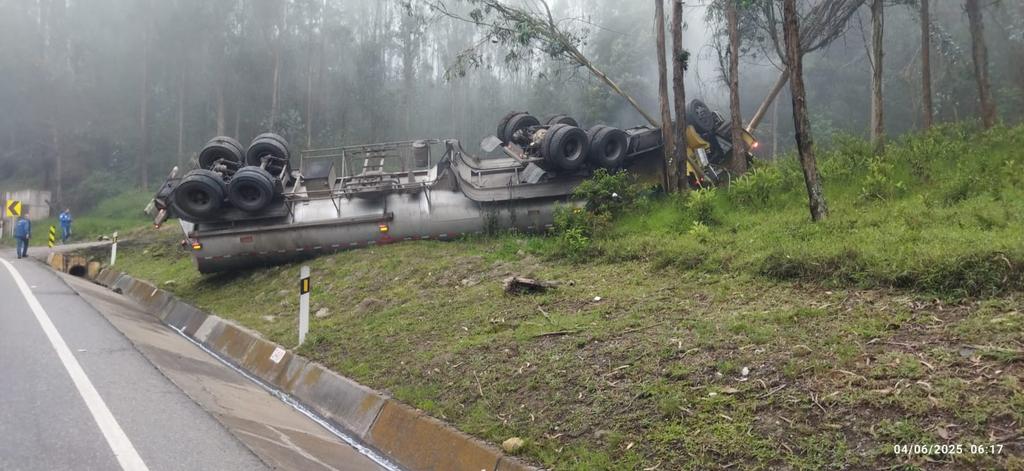 Vía al Llano: cierre por volcamiento de carrotanque con combustible en Chipaque 1 Vía al Llano: cierre por volcamiento de carrotanque con combustible en Chipaque 1