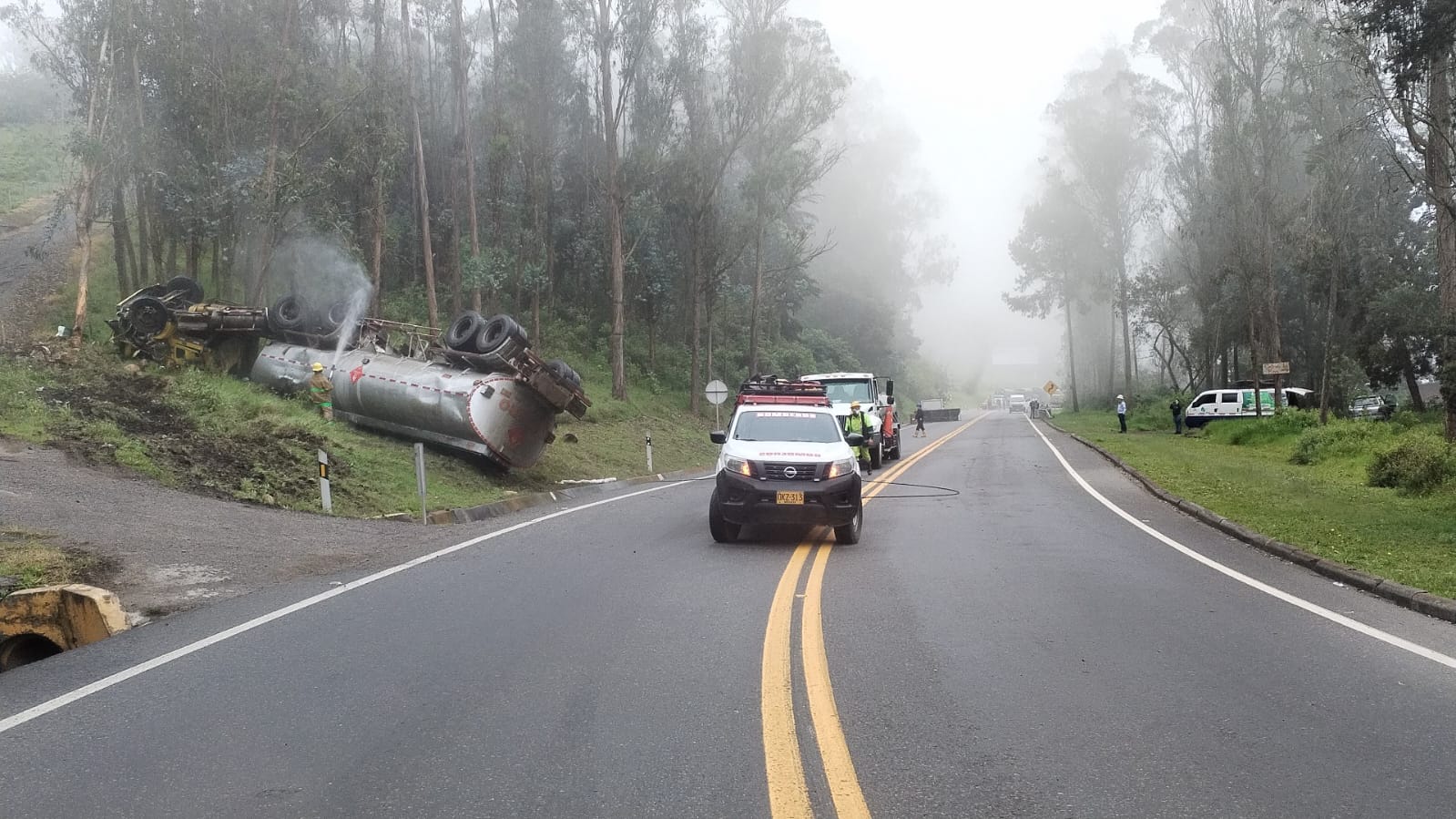 Vía al Llano: cierre por volcamiento de carrotanque con combustible en Chipaque 2