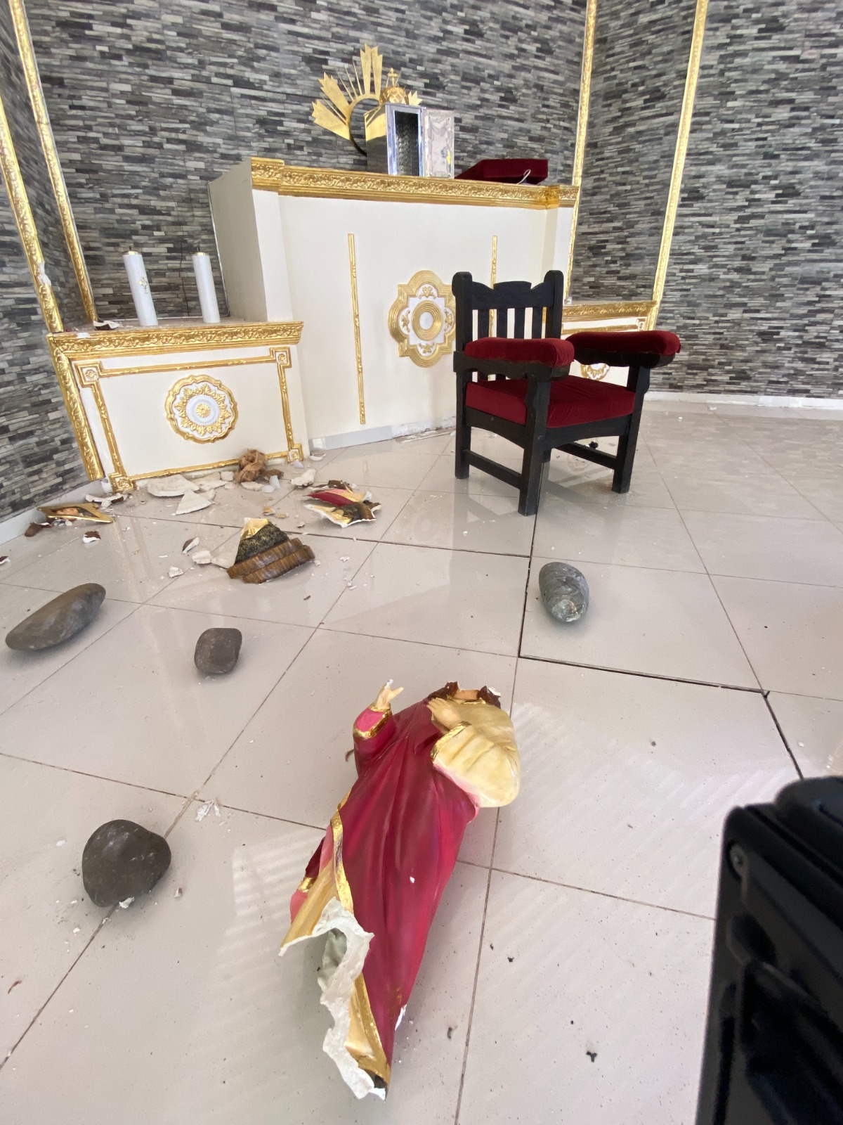 Entre ruinas y oración, Paratebueno se levanta tras el terremoto del 8 de junio 8 Entre ruinas y oración, Paratebueno se levanta tras el terremoto del 8 de junio 8