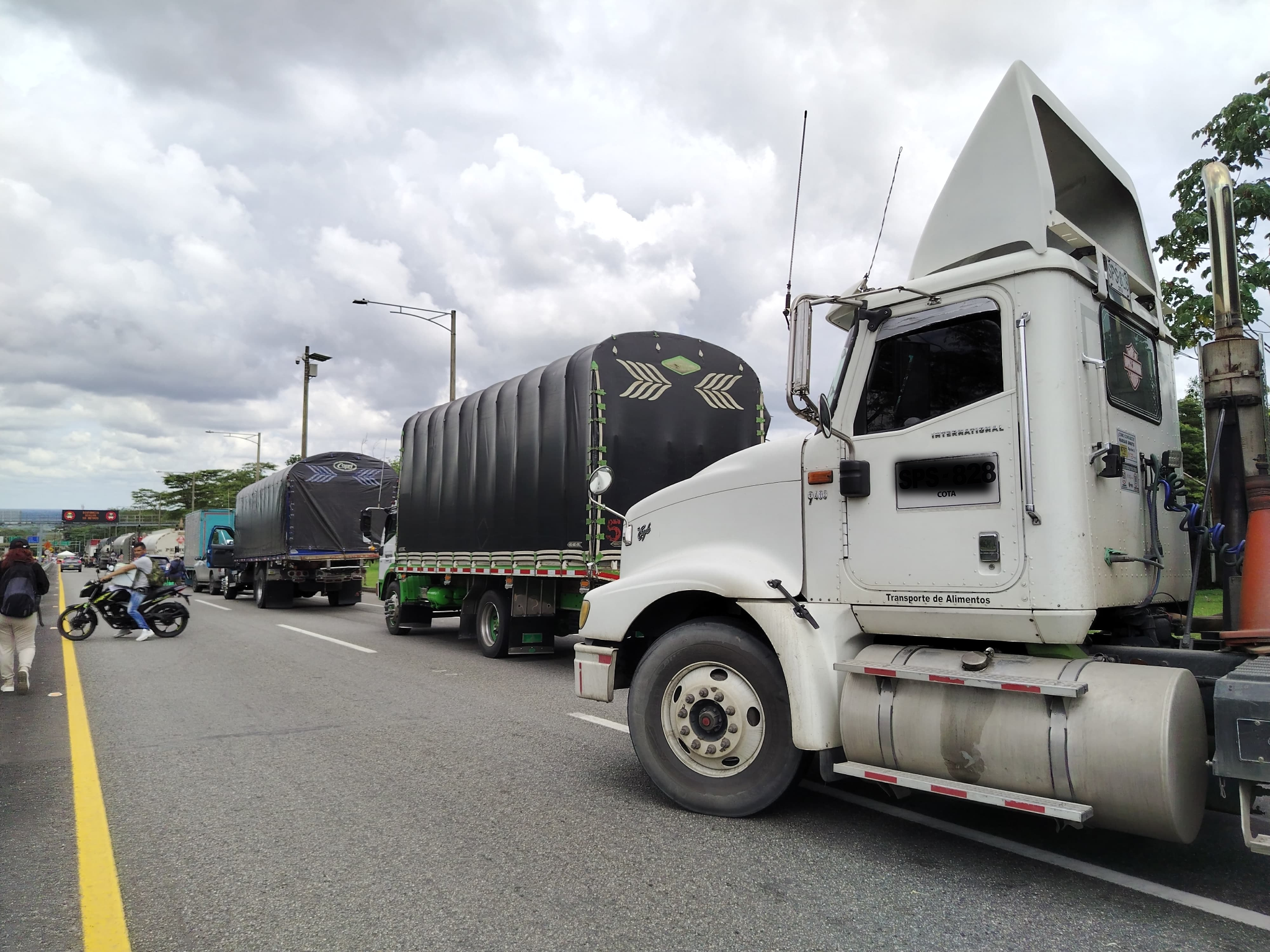 Transportadores de carga pesada anuncian paro y se suman a protesta en la vía al Llano 21