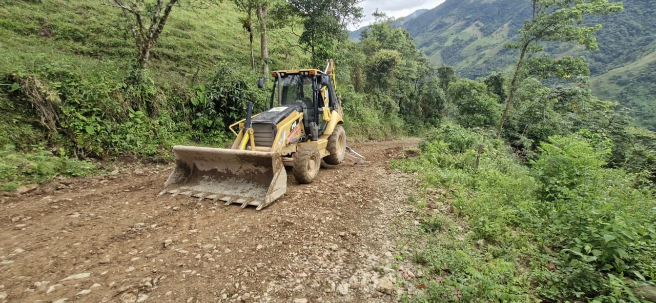 Restablecen conexión vial en Monfort, El Calvario, tras derrumbes por lluvias 2