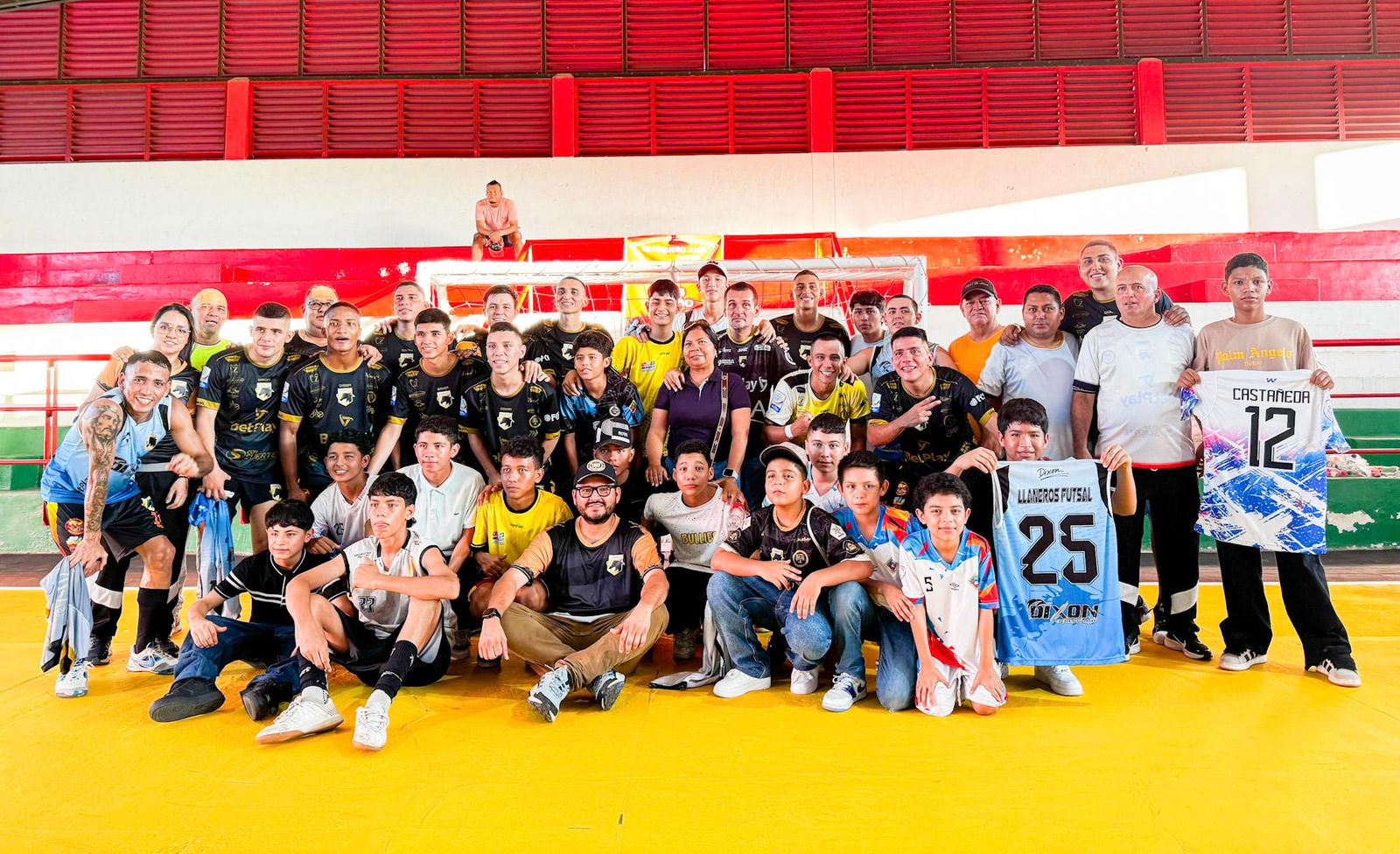 Puerto López celebró la victoria de Llaneros Futsal en su debut como local 1