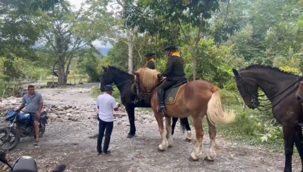 'A caballo' policía patrulla territorios de difícil acceso en el Meta 1 'A caballo' policía patrulla territorios de difícil acceso en el Meta 1