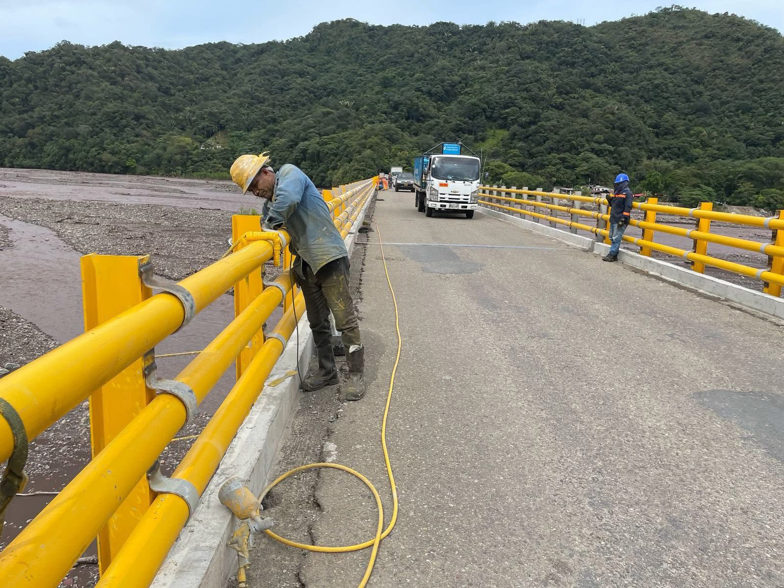Así son los cierres en puente de la antigua vía a Restrepo por mantenimiento 23