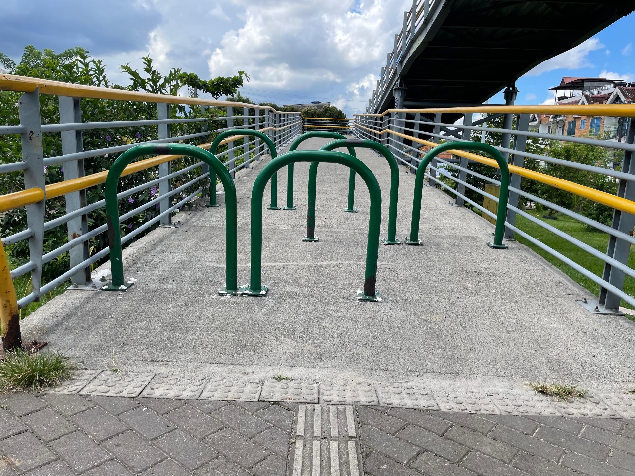 Instalan barreras en puentes peatonales de Villavicencio para impedir paso de motocicletas 17