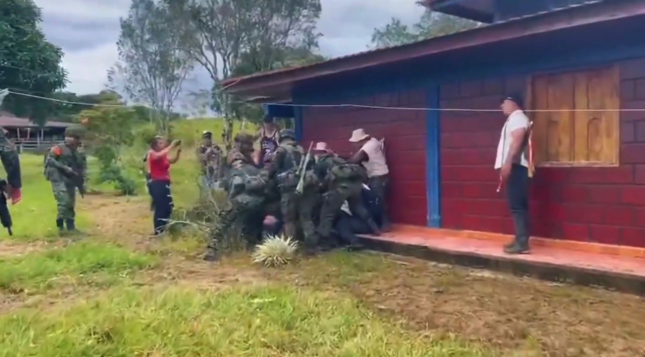 Ejército rechaza asonada que impidió captura de alias 'Chimbo de Oro' en La Macarena 1 Ejército rechaza asonada que impidió captura de alias 'Chimbo de Oro' en La Macarena 1
