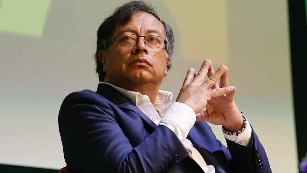 El presidente Gustavo Petro ordena eliminar subsidios a la gasolina y limitar exportaciones de carne