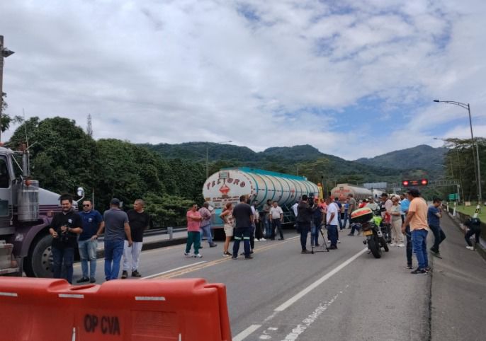 Bloqueo en Llano Lindo: transportadores protestan por horarios del Plan Piloto 1 Bloqueo en Llano Lindo: transportadores protestan por horarios del Plan Piloto 1
