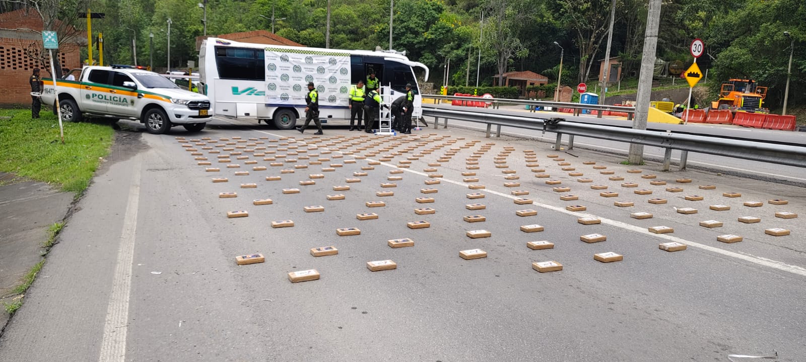 Policía interceptó buseta con droga en el km 22 de la vía Bogotá–Villavicencio 3